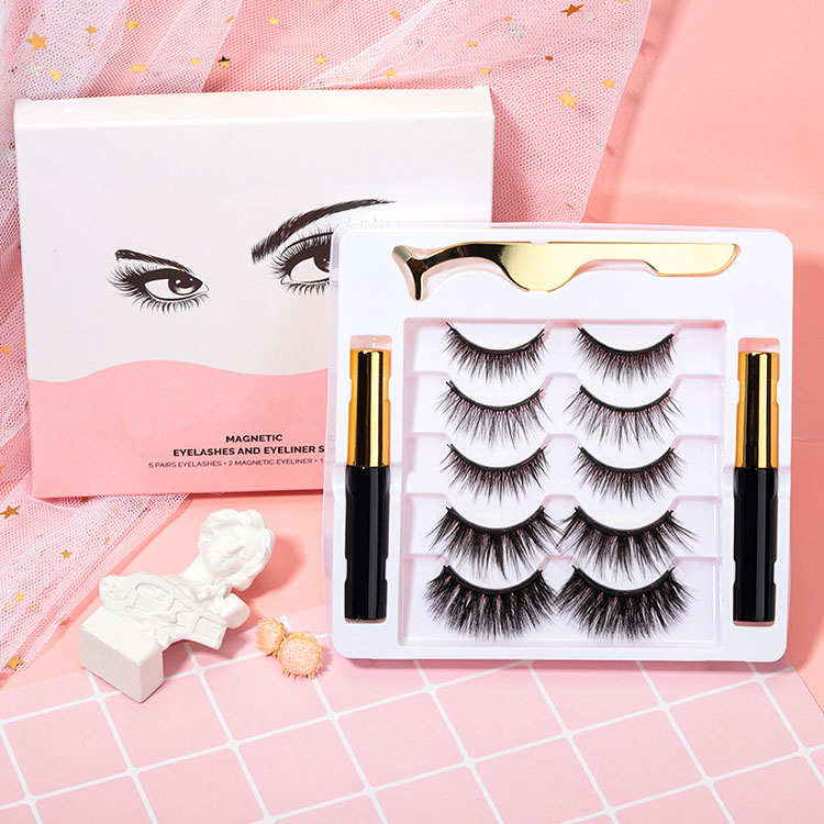 မျက်တောင်ကိရိယာနှင့်အတူသံလိုက် eyeliner